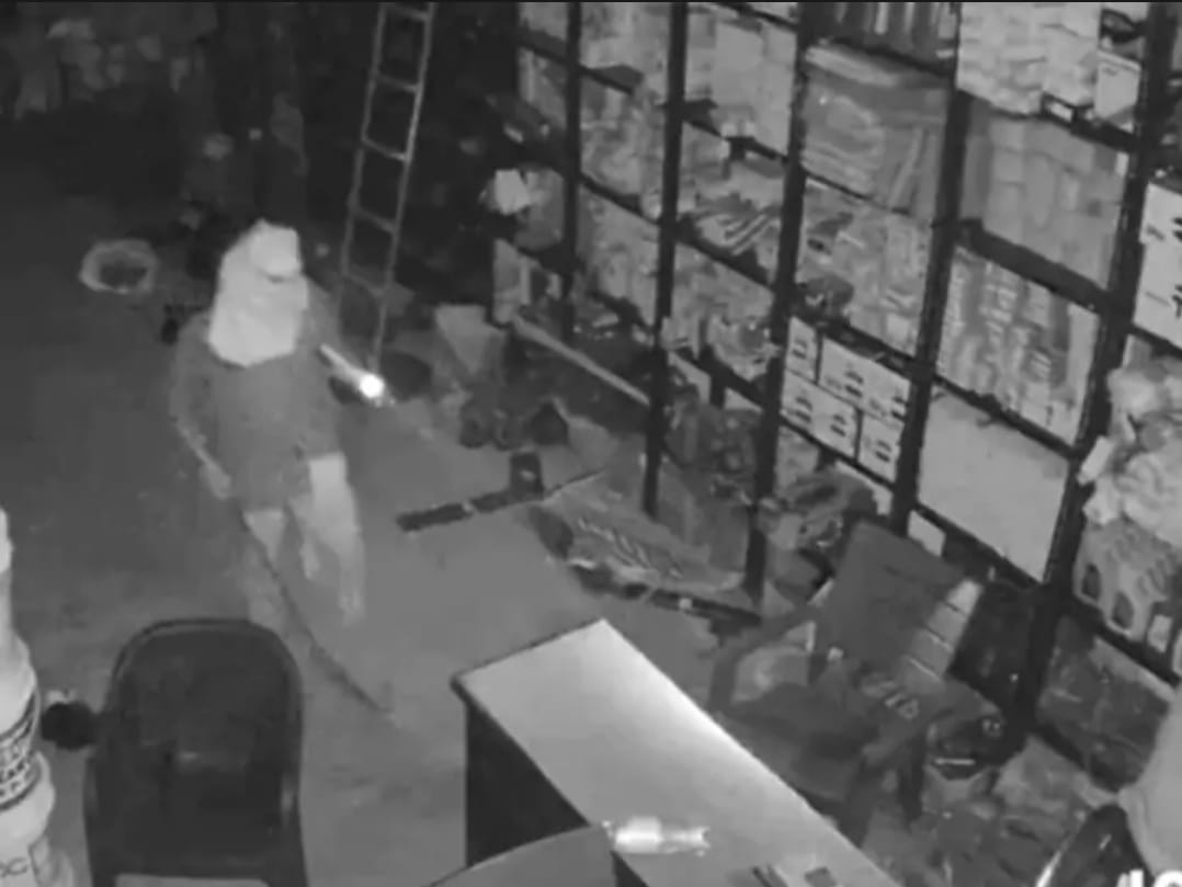 A gang of ten people cut the shutter and stole clothes worth Rs 1 lakh.