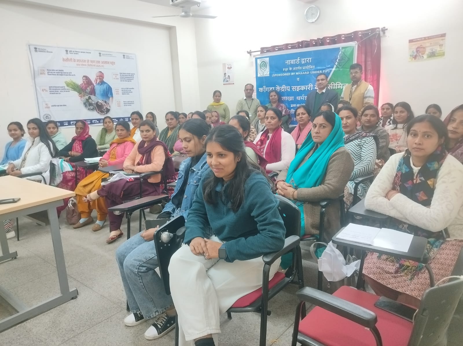 सिविल लाइन धर्मशाला में वित्तीय साक्षरता एवं डिजिटल जागरूकता शिविर में मौजूद लोग। -स्रोत : जागर