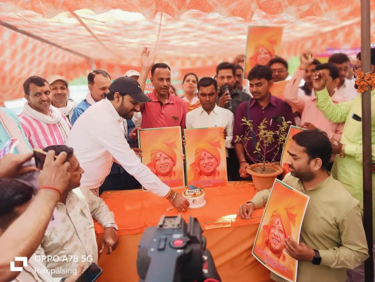 Shiksha Mitras cut the cake and expressed gratitude to the Chief Minister.