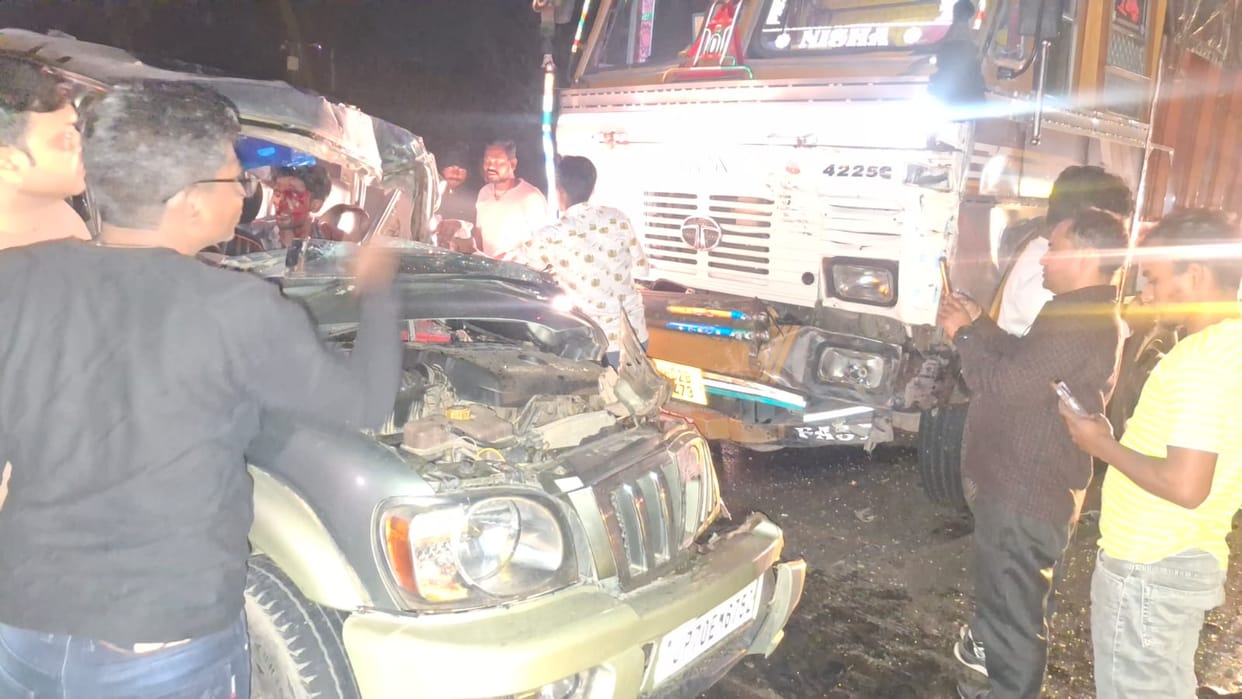 Seven injured in a horrific truck-Scorpio collision