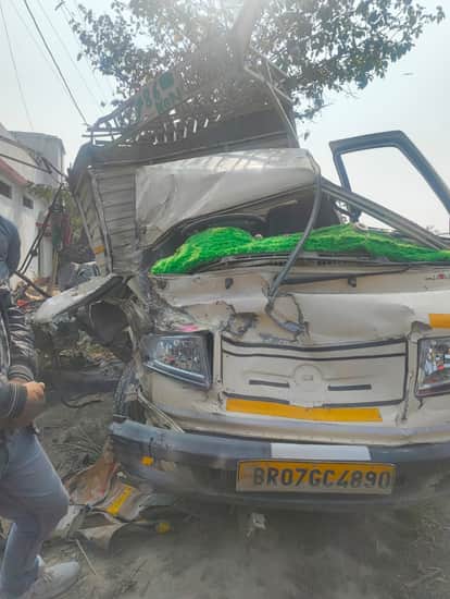Bihar News : Darbhanga Road Accident News Truck ran over Pikup,One businessman Death Two injured