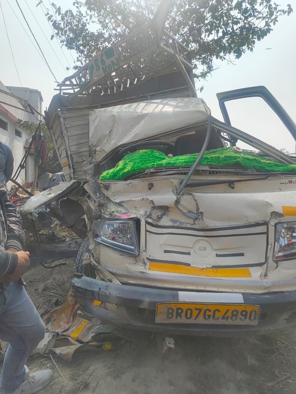 सब्जी कारोबारियों की गाड़ी से भिड़ा ट्रक