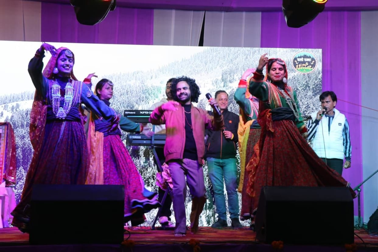 The audience danced to the tune of 'Dil Deewana Bin Sajna Ke Maane Na'.