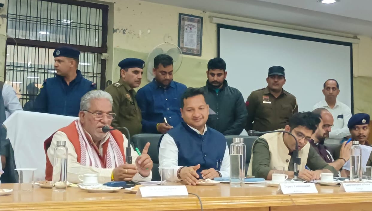 MLA Khatak said that there is no cleanliness in PGI wards 14 and 17, while Minister Panwar said that the officials should improve the situation.