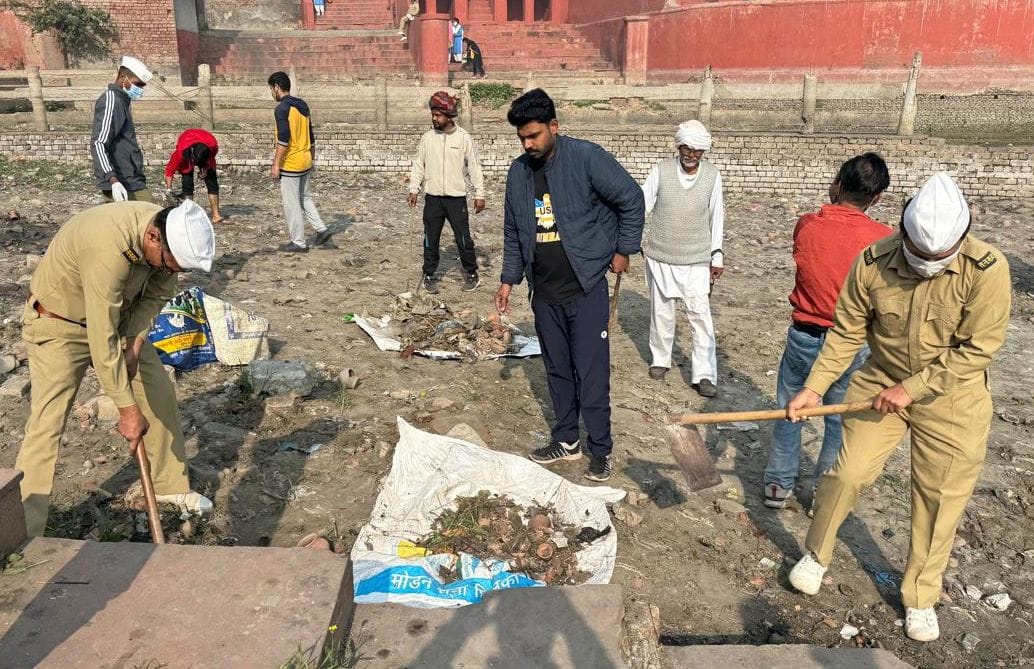 500 Sant Nirankari volunteers cleaned the Pindara Tirtha Ghat.
