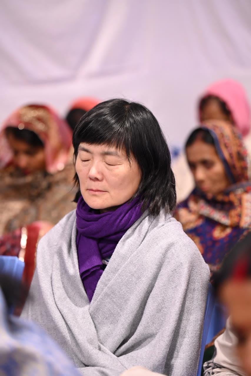 Thousands of practitioners from India and abroad performed meditation.