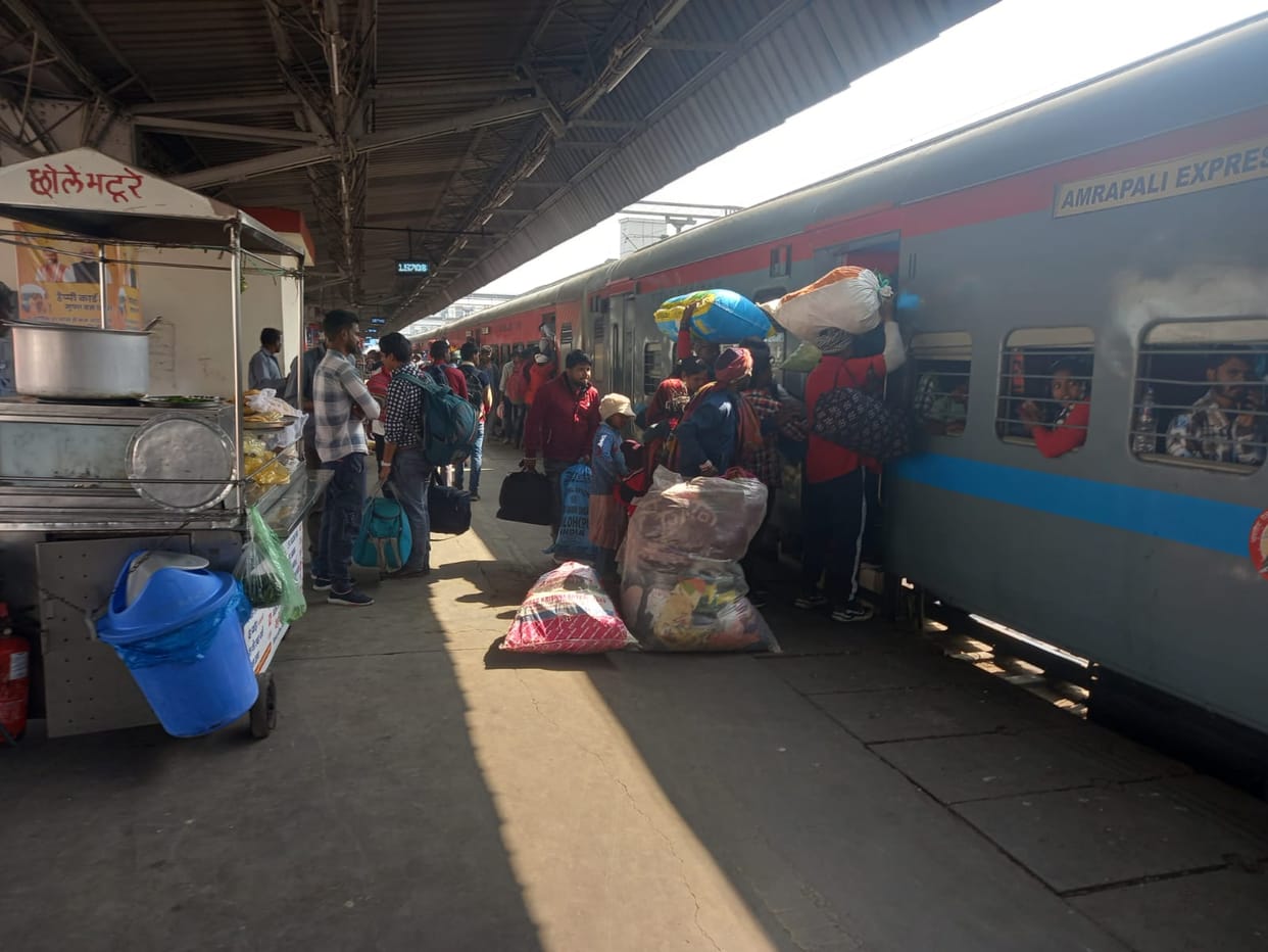 Crowds are increasing at Cantt station for Holi, pushing and shoving takes place.