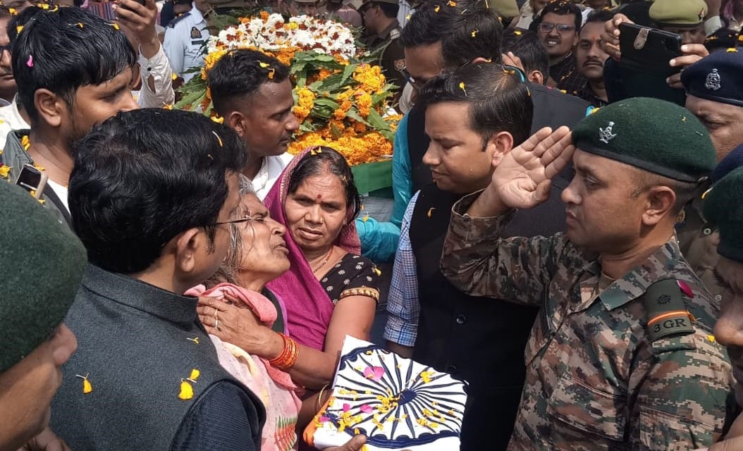 Seeing Agniveer Dheeraj wrapped in the tricolor, the patience of the eyes broke.