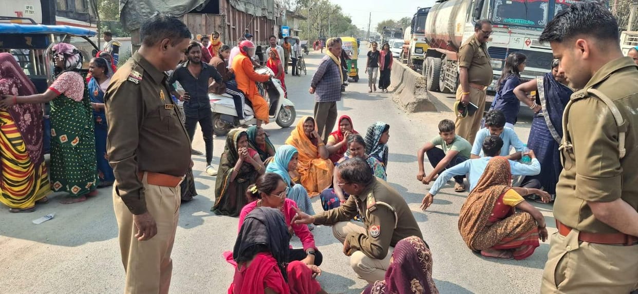 Suspected murder of young man, family members protested near the police station