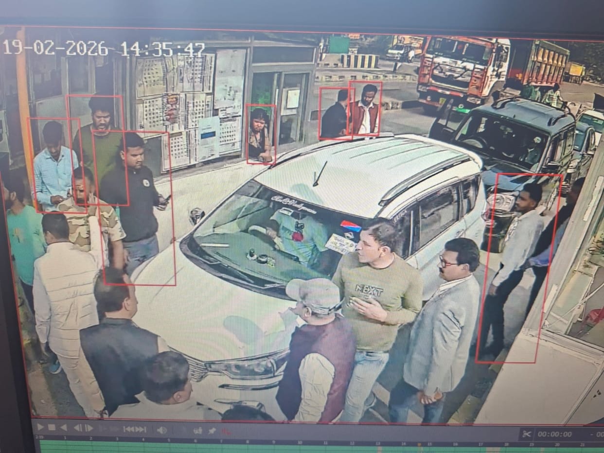 25 vehicles were allowed to pass without paying toll after breaking the barrier, FIR registered against 11 people.