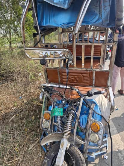 Truck rear-ended an e-rickshaw, driver dies
