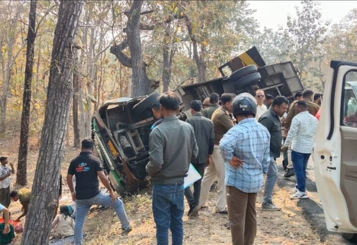 बस पलटने के बाद जारी राहत कार्य।