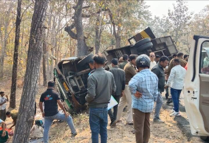 बस पलटने के बाद जारी राहत कार्य।