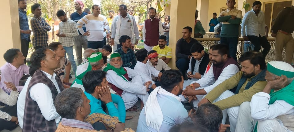 Ghosi sugar mill shut down 16 days before the crushing season, farmers staged a protest