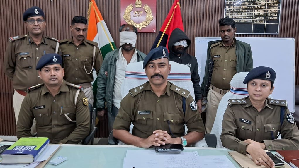 Muzaffarpur Bihar news : police solved theft case two arrested with ₹14 lakh cash and bank cheque