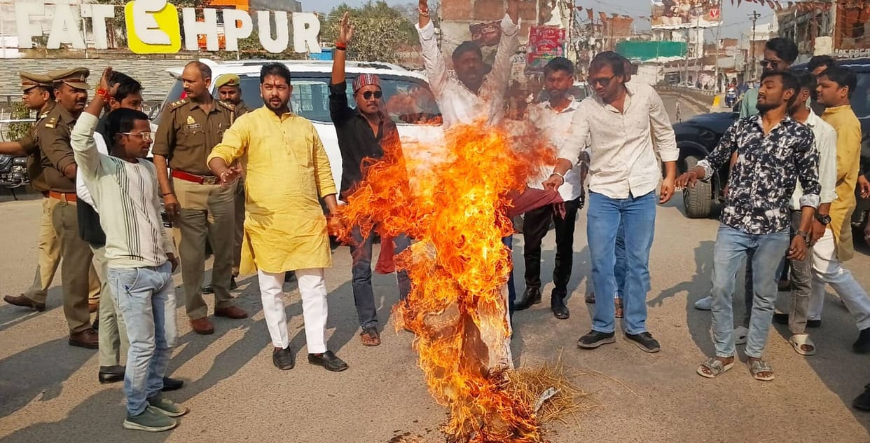BJYM burns effigy of Rahul Gandhi, demands action