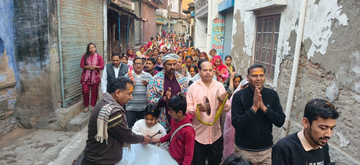 The name Radhe-Radhe echoed during the morning procession, filling the city with devotion.