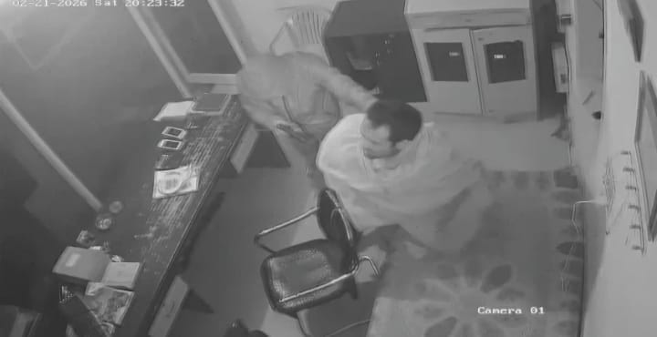 Attempted robbery at a petrol pump at gunpoint, incident captured on CCTV camera