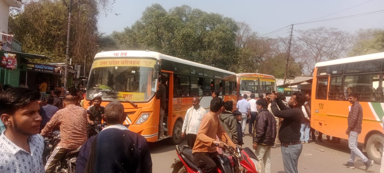 Bus driver beaten up, Hamirpur-Kalpi road blocked in protest