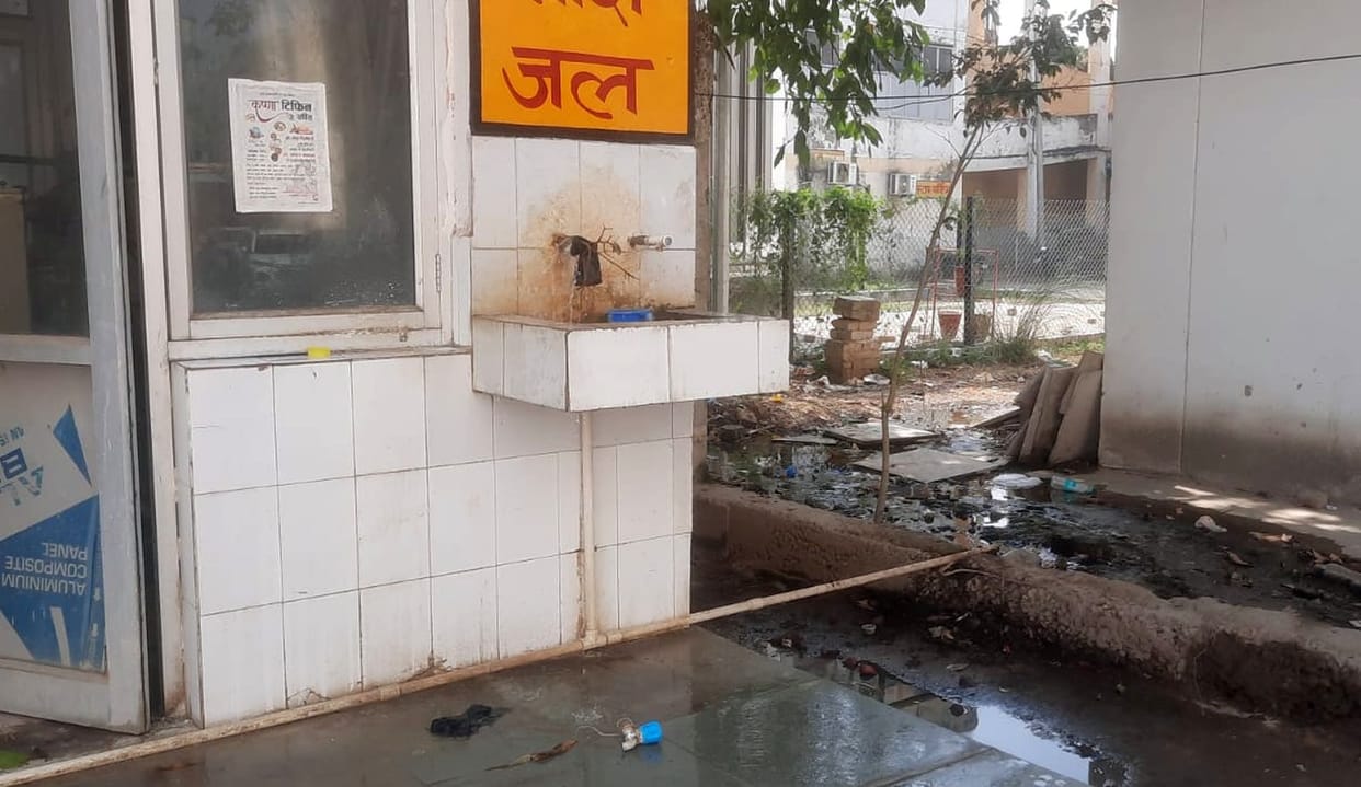 Chaos prevails in the medical college, water is flowing wastefully, responsible people are unaware.
