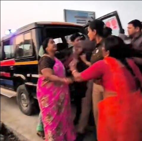 Policemen who went to stop illegal construction were attacked, scuffled and stoned.
