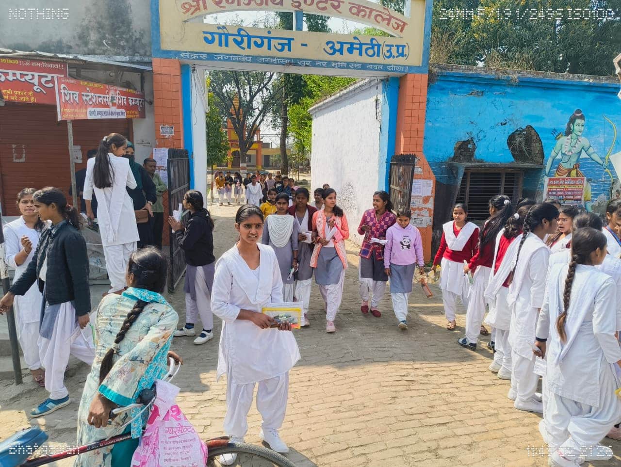 गौरीगंज के रणंजय इंटर कॉलेज से परीक्षा देकर बाहर आतीं छात्राएं।