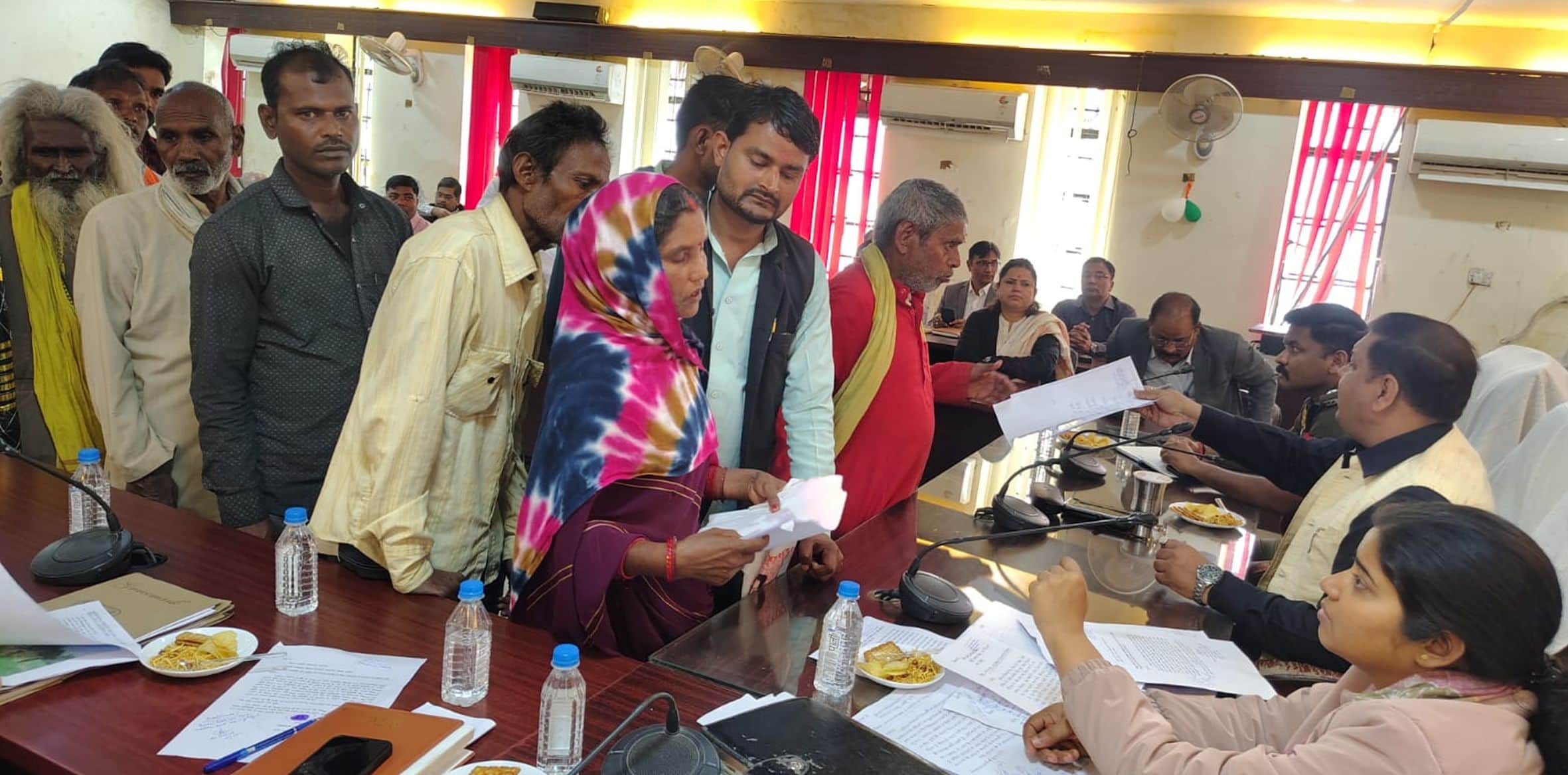 गौरीगंज कलेक्ट्रेट सभागार में फरियादियों की शिकायत सुनते डीएम व एसपी।