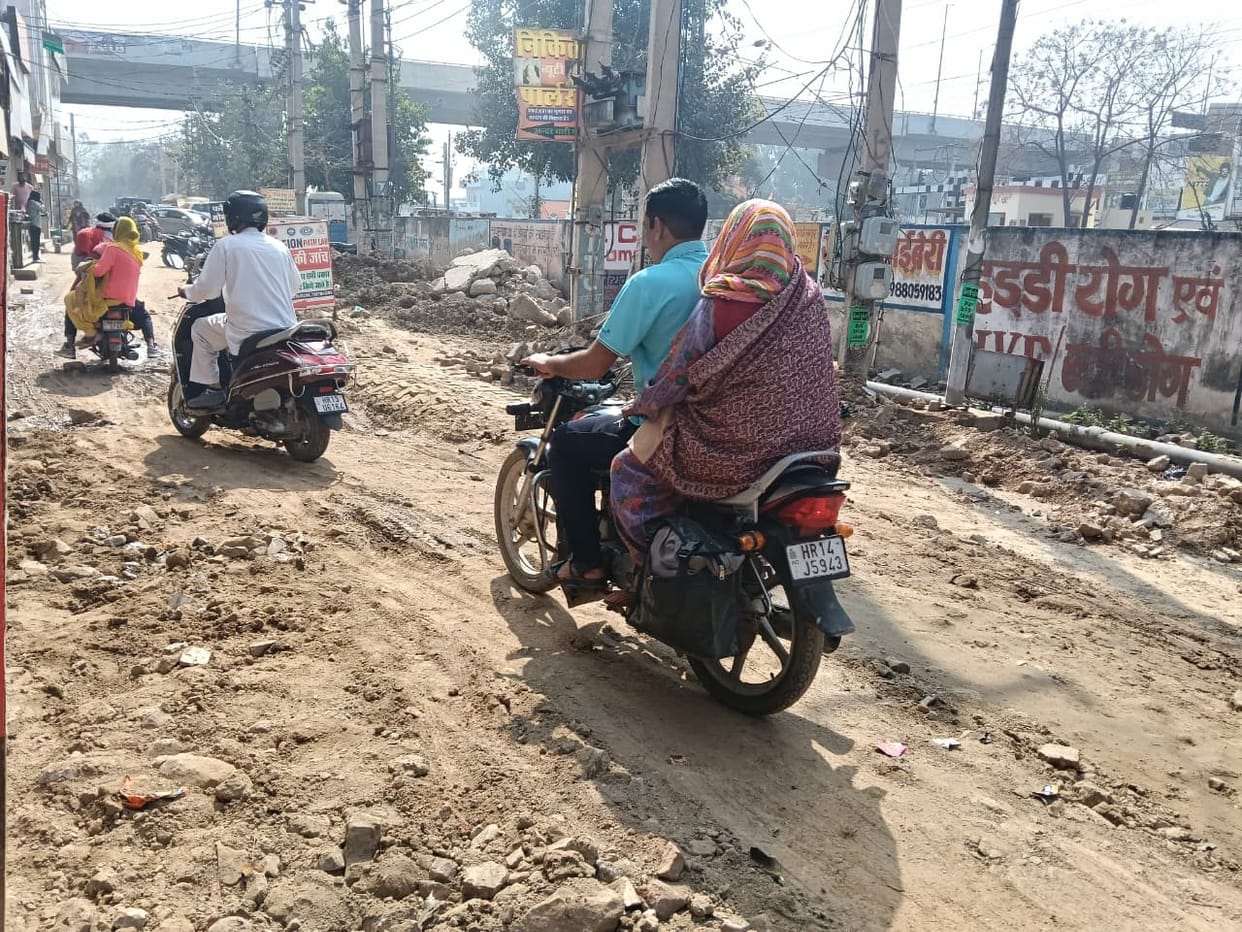 The uprooted road has increased the problems, people are troubled by traffic jams and dust in Gandhi Nagar