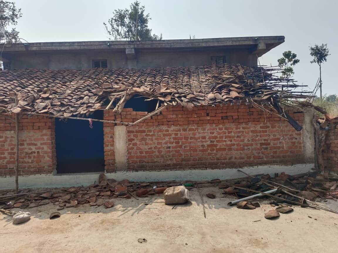 हाथी ने तोड़ा घर।