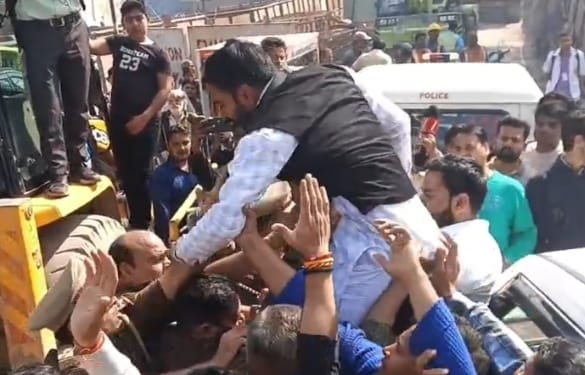 Congress workers raised slogans against the Prime Minister.