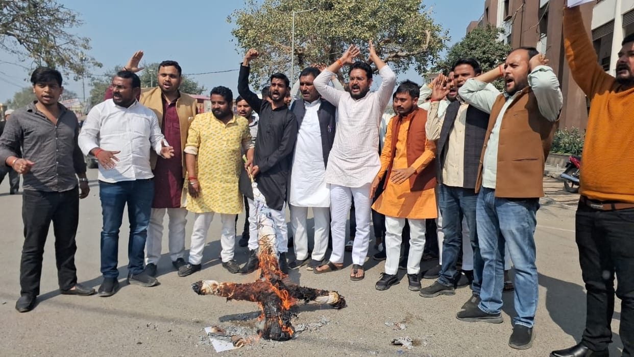 BJYM burnt symbolic effigy of Congress, submitted memorandum to DM