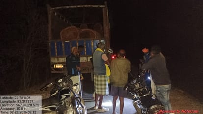 Forest department seized truck with sal wood worth about Rs three lakh in Korba