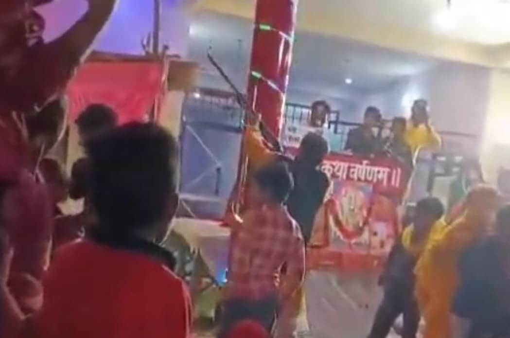 मोहनगंज के पूरे दल सिंह गांव में हर्ष फायरिंग से जुड़े वीडियो का स्क्रीन शॉट। 