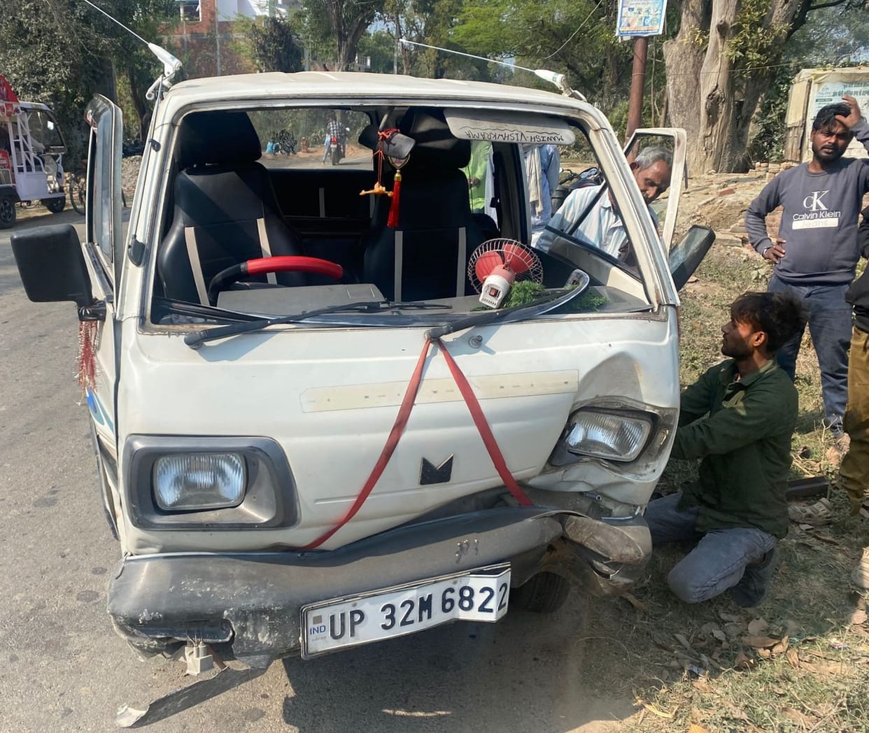 A van carrying wedding guests collided with a pole, injuring three