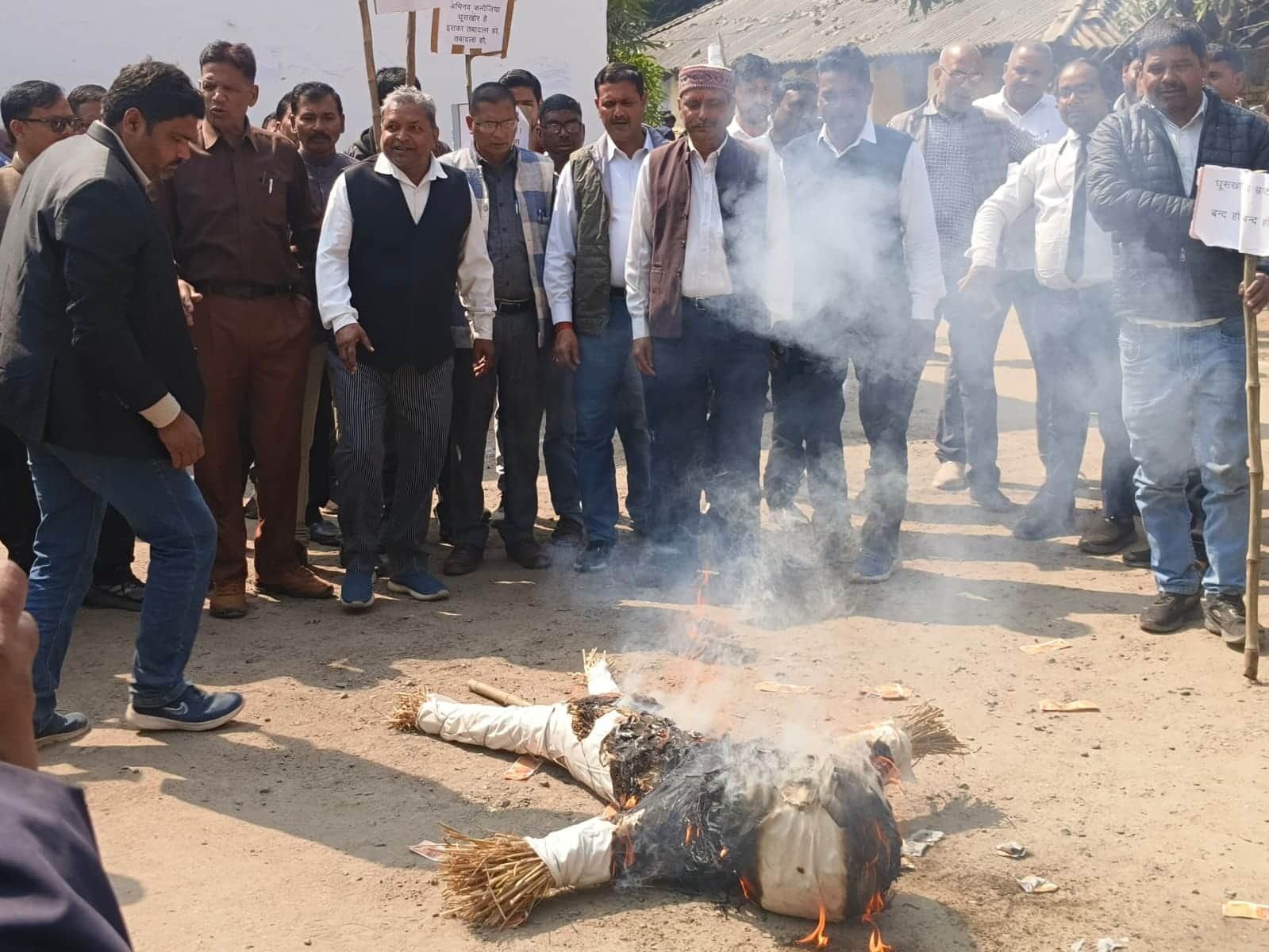 मुसाफिरखाना में एसडीएम का पुतला फूंकते अधिवक्ता।