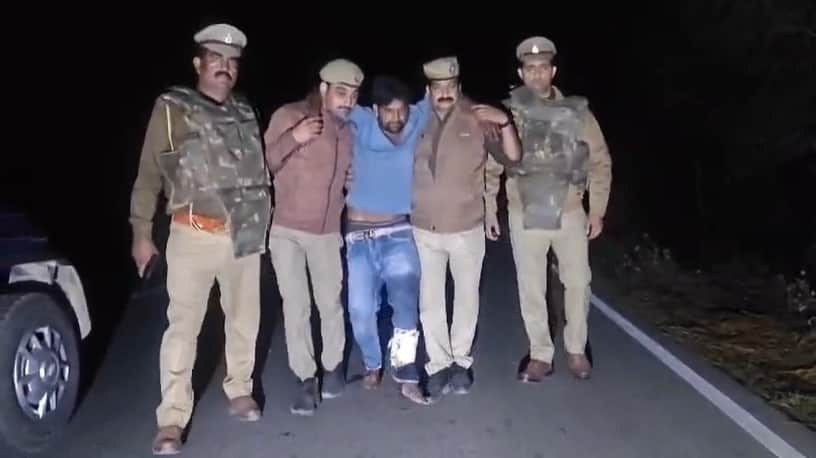 मुठभेड़ में घायल गोवध के आरोपी को अस्पताल ले जाते पुलिस कर्मी। स्रोत: स्थानीय लोग