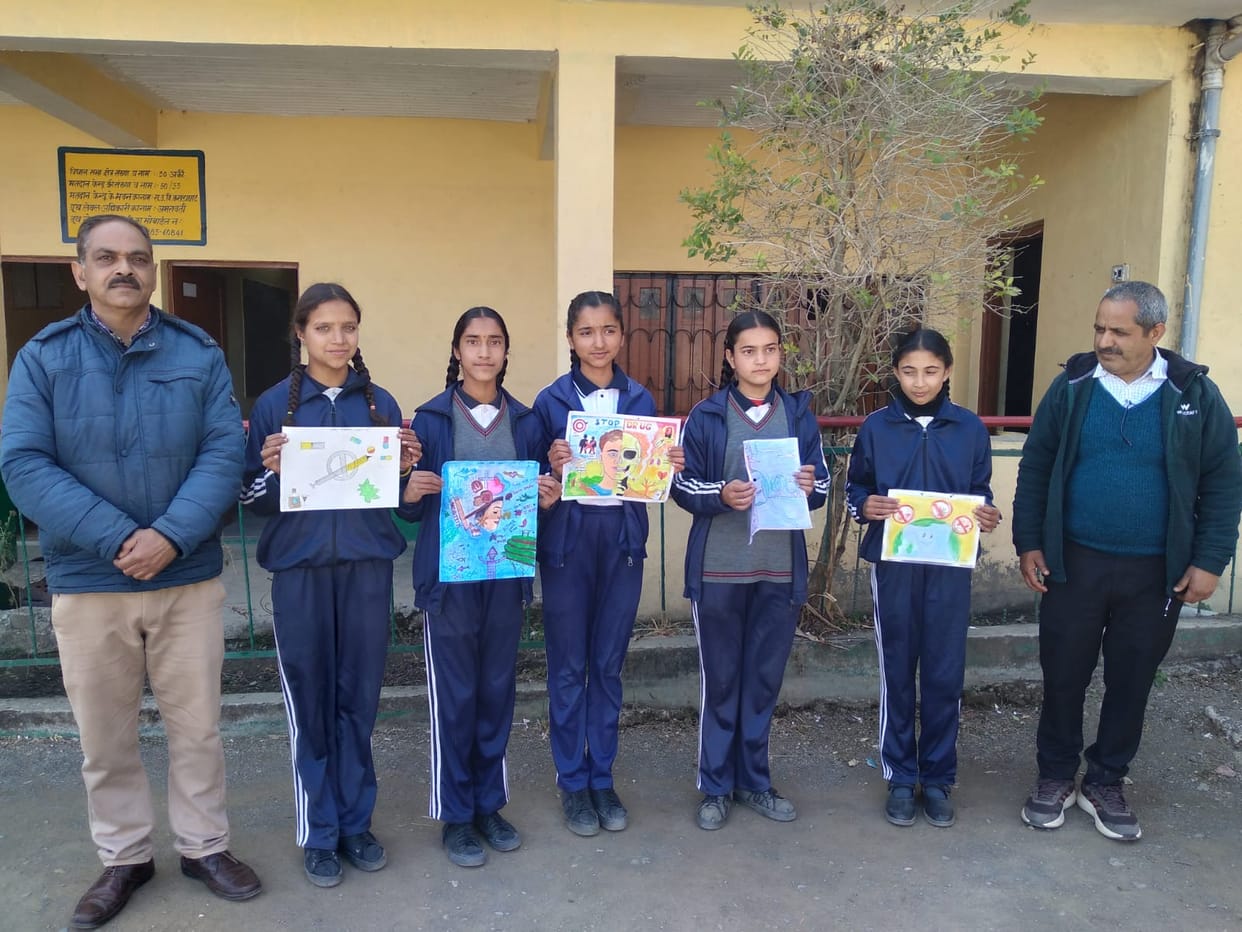 Students gave the message of quitting drugs and saving lives through poster making.