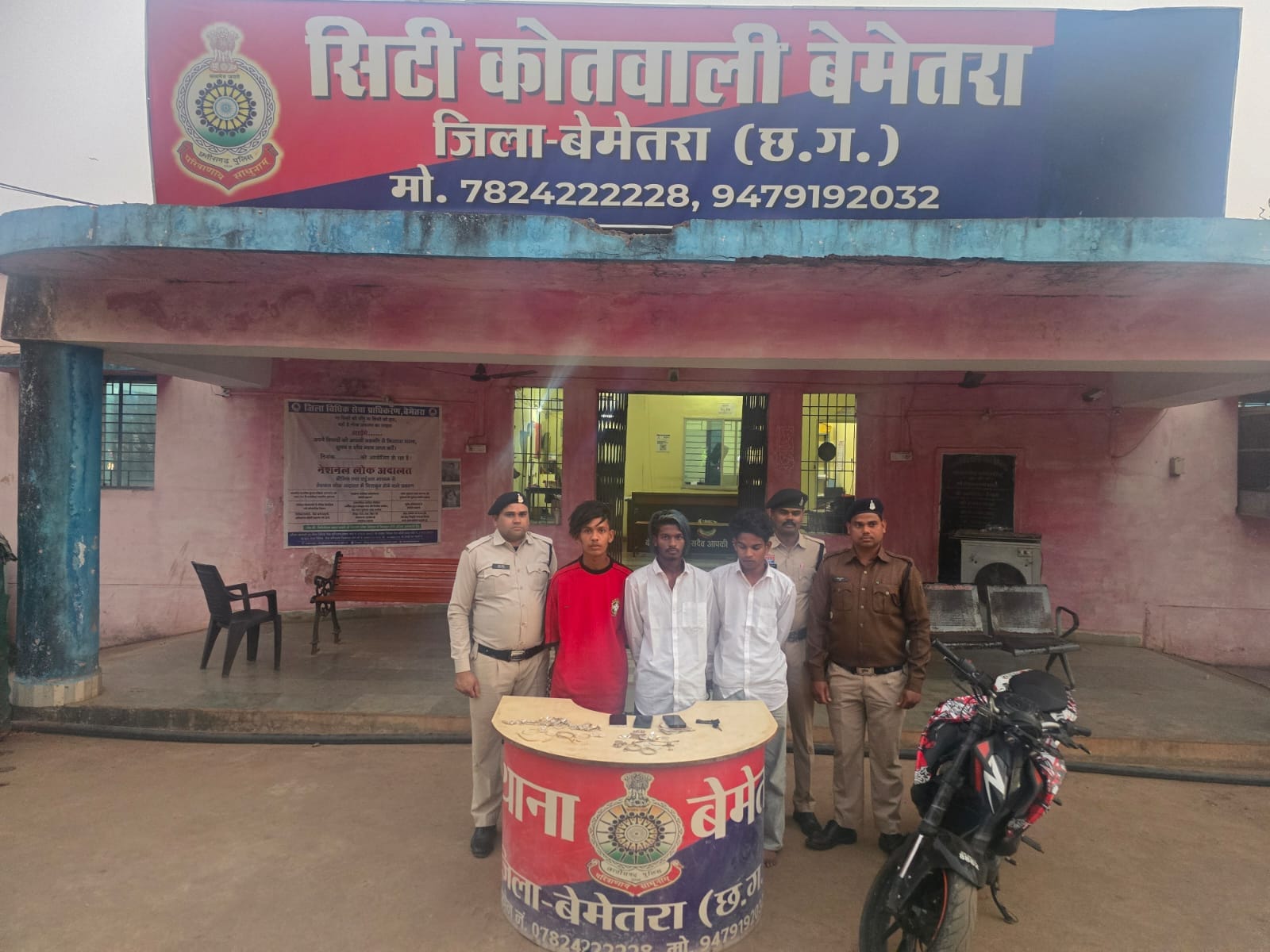 पुलिस की गिरफ्त में आरोपी