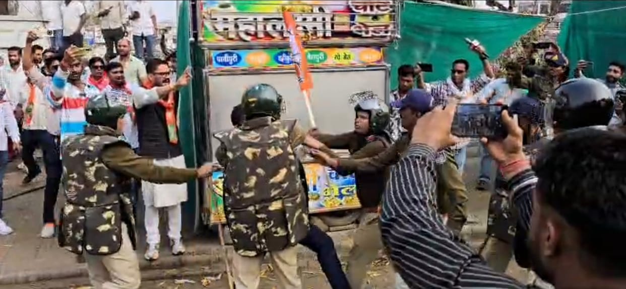 Political clash in Chhindwara: Three barricades broken, BJP, Congress face to face
