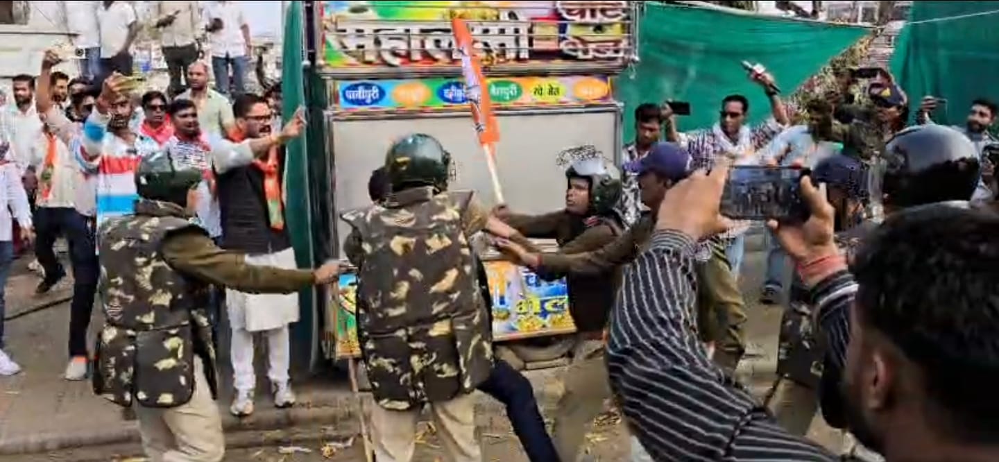 पुलिस से होती झड़प