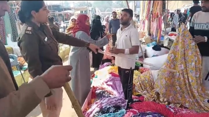 The police removed the weekly market being held without permission.