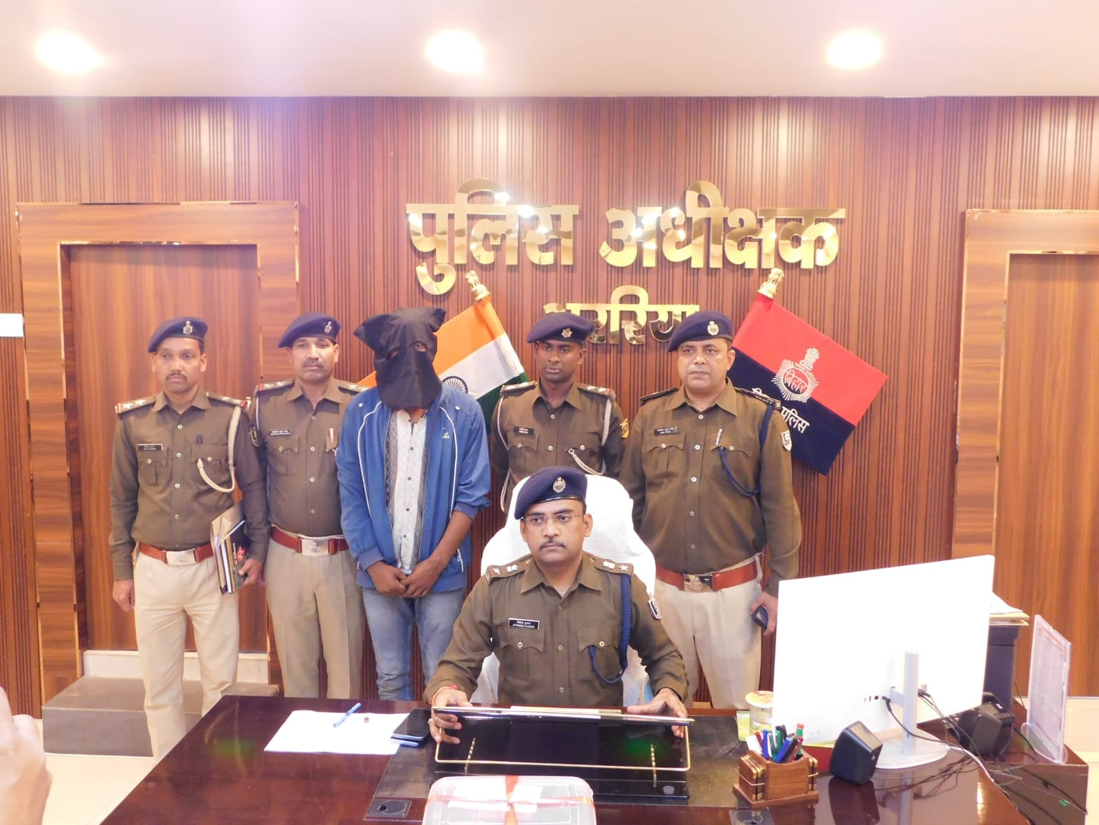 प्रेस वार्ता करते एसपी अररिया