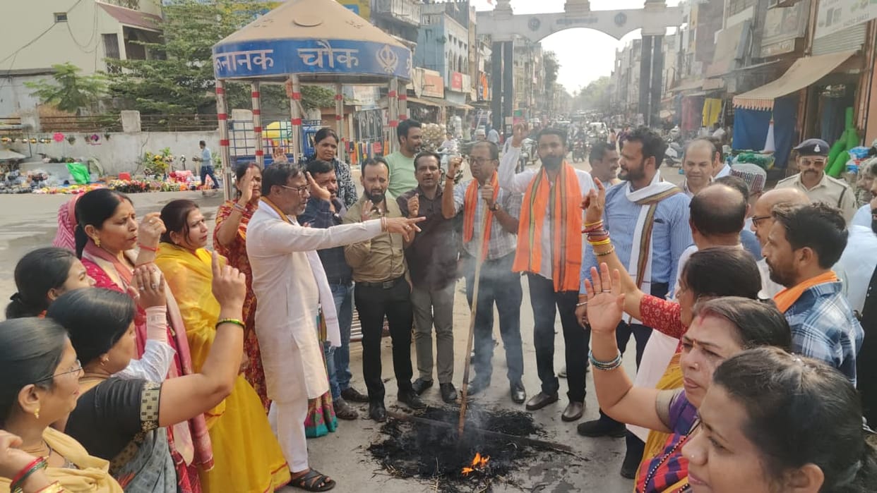BJP workers demonstrated against Congress in Jagdalpur
