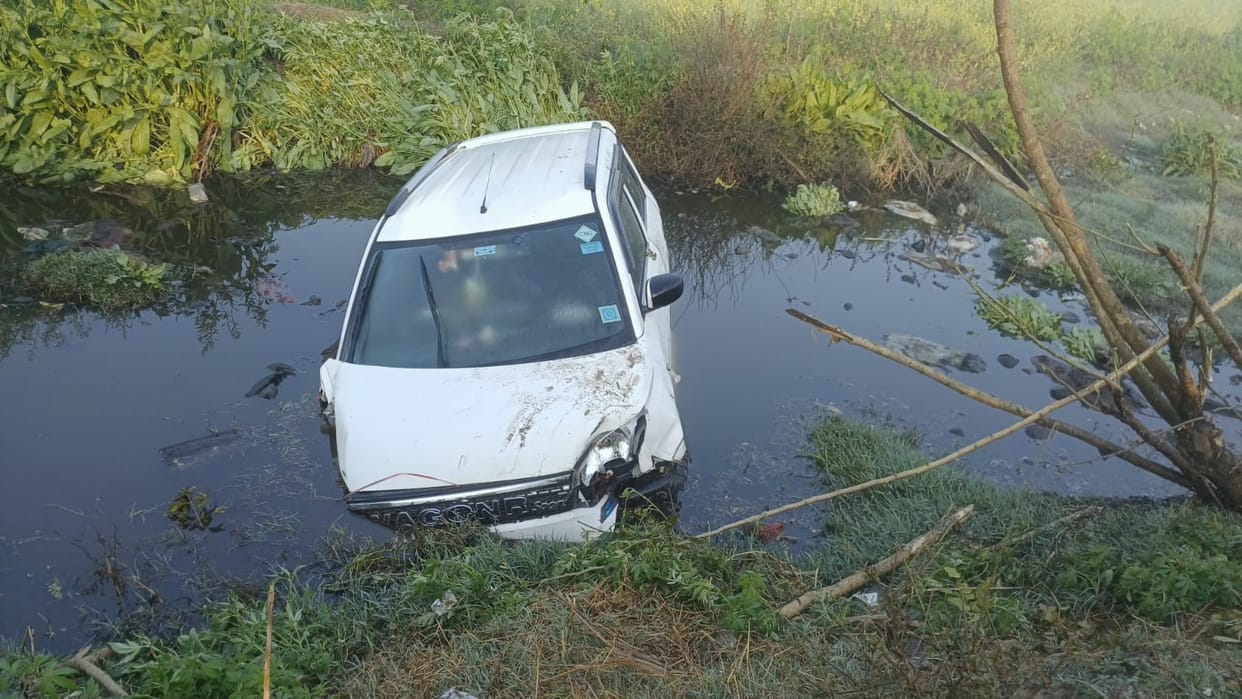 Uncontrolled car hits two motorcycles, one dead, three injured