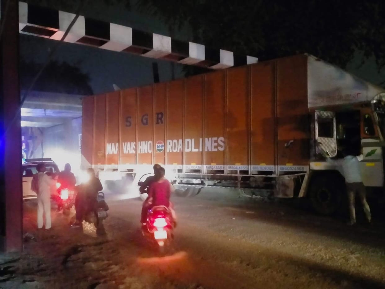 Truck stuck in the barrier, over 400 vehicles remained stuck in traffic for 2 hours