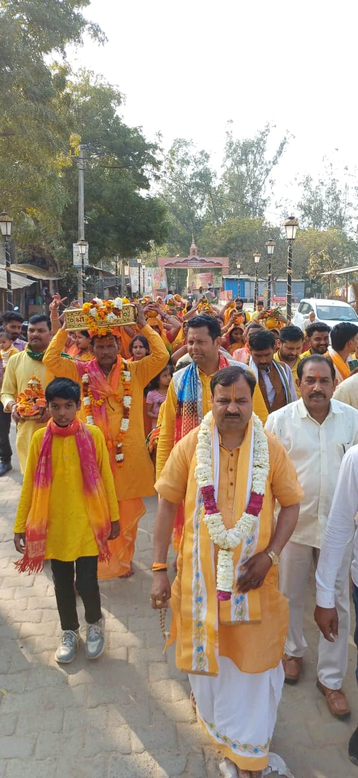 रेभा गांव में निकली कलश यात्रा में शामिल लोग। स्रोत आयोजक