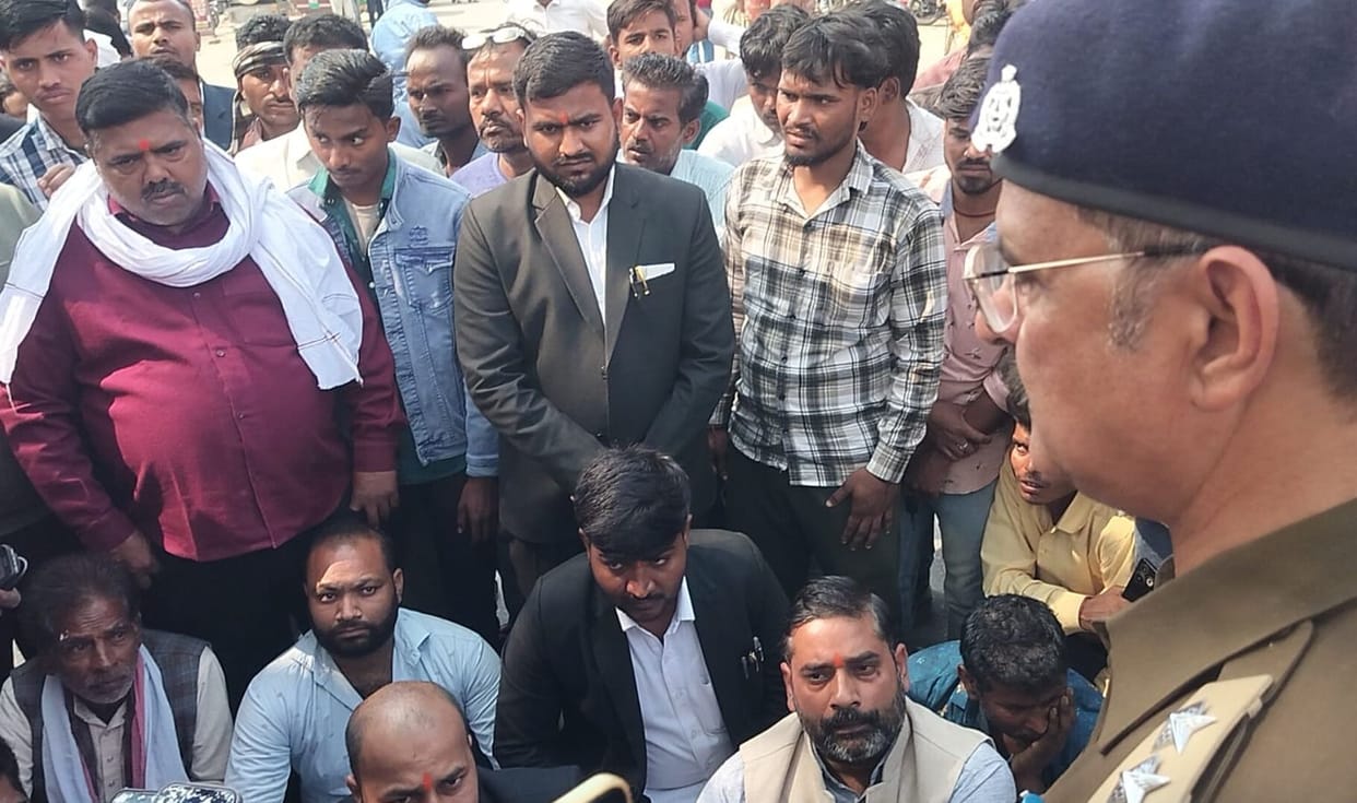 Demonstration against the police at Ramsnehi Ghat