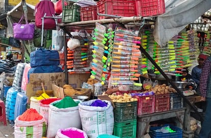 The markets of the border area started getting colored in the colors of Holi.