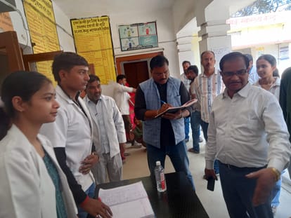 Deoria News: सीएचसी पर चिकित्सक की जगह फार्मासिस्ट कर रहा था इलाज Pharmacist was treating patients at CHC instead of doctor