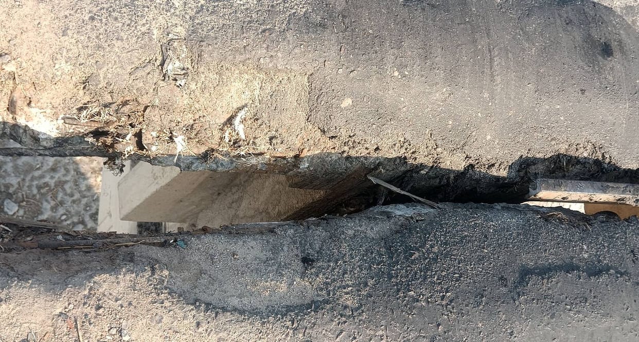 Cracks on the Sanjay Setu of the Saryu River have increased, threatening vehicles
